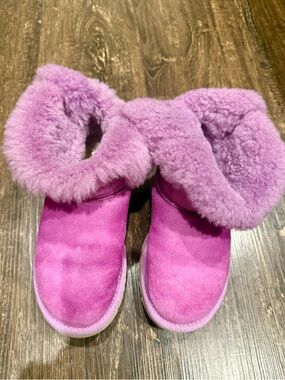 Plush purple Shearling-Lined Women's Ugg ankle boots, size 6.